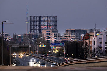 Berlin  Deutschland  Blick auf den Gasometer Schoeneberg und den Berliner Fernsehturm an einer Autobahnabfahrt der A103