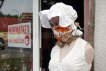 Kloster Zinna  Deutschland  Schaufensterpuppe traegt eine DIY-Maske