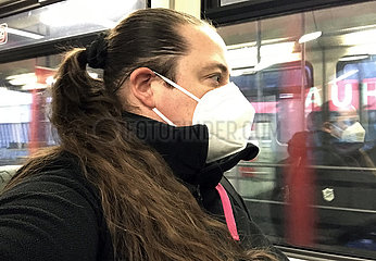 Berlin  Deutschland  Frau in einer S-Bahn traegt in Zeiten der Coronapandemie eine Atemmaske