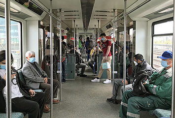 Berlin  Deutschland  Menschen in einer S-Bahn tragen in Zeiten der Coronapandemie Atemmasken