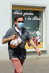 Beilrode  Deutschland  Mann mit Mund-Nasen-Schutz hat bei einem Baecker eingekauft