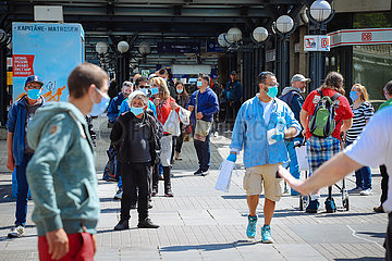 Versorgung von Obachlosen am Hauptbahnhof durch den Hamburger Gabenzaun e.V.