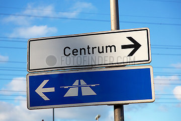 Deutschland  Bremen - Richtungsschilder zum Stadtzentrum und zur Autobahn