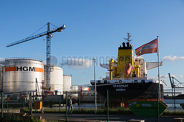 Deutschland  Bremen - Seehafentanklager der Firma HGM im Industriehafen  HGM handelt mit Mineraloel im Bereich b2b