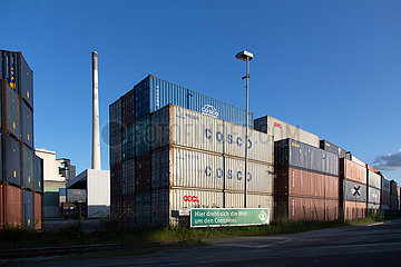 Deutschland  Bremen - Container im Industriehafen und Mittelkalorik-Kraftwerk des regionalen Energieversorgers swb