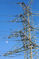 Deutschland  Bremen - Strommasten des regionalen Energieversorgers Wesernetz Bremen Gmbh  Teil von swb  im Bild der Mond