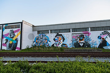 Deutschland  Bremen - Legale Graffitis an der Wand einer Gewerbeimmobilie