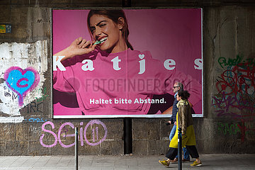Deutschland  Bremen - Katjes-Werbung mit Bezug auf das social distancing durch Corona