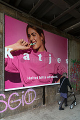Deutschland  Bremen - Katjes-Werbung mit Bezug auf das social distancing durch Corona