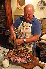 Pomantello  Italien  Mann wuerzt Steaks auf einem Silbertablett