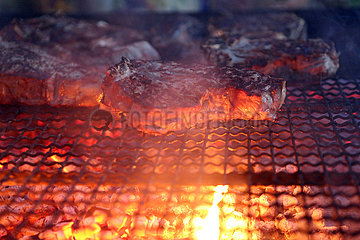 Pomantello  Italien  Fleisch wird auf einem Grill zubereitet