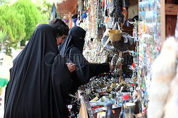 Mzcheta  Georgien  Frauen im Niqab stoebern auf einem Kunstmarkt