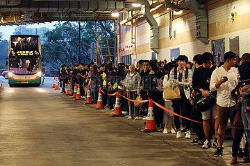 Hongkong  China  Menschen warten auf den Bus