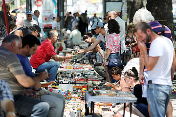 Tiflis  Georgien  Menschen auf einem Troedelmarkt