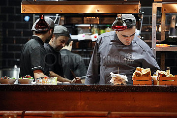Tiflis  Georgien  Koeche und Servicemitarbeiter bei der Arbeit in einem Restaurant
