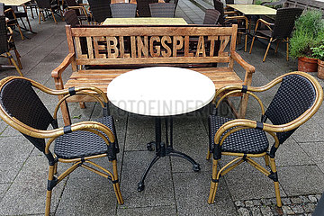Pirna  Deutschland  Sitzbank mit der Aufschrift Lieblingsplatz in einem Restaurant