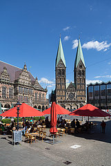 Deutschland  Bremen - Wieder etwas Betrieb augf dem Bremer Marktplatz nach dem Corona-Schock  links das Rathaus  rechts der St.-Petri-Dom und die Buergerschaft
