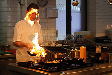 Tiflis  Georgien  Koch flambiert Essen in einer Pfanne