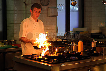 Tiflis  Georgien  Koch flambiert Essen in einer Pfanne