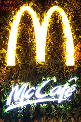 Hongkong  China  leuchtende Logos von Mc Donalds und Mc Cafe