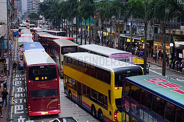 Hongkong  China  Busse stauen sich in der Innenstadt
