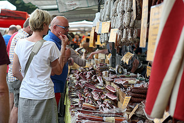 Meran  Italien  Menschen auf einem Wochenmarkt