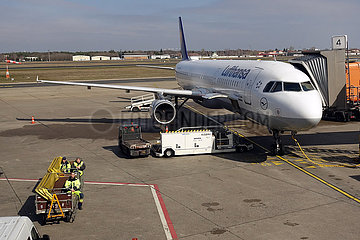 Berlin  Deutschland  Airbus A321 der Lufthansa auf dem Vorfeld des Flughafen Berlin-Tegel