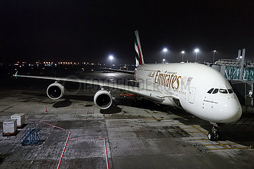 Hongkong  China  Airbus A380 der Emirates Airlines auf dem Vorfeld des Hong Kong International Airport