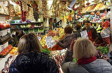 Venedig  Italien  Menschen auf einem Wochenmarkt an einem Obst- und Gemuesestand