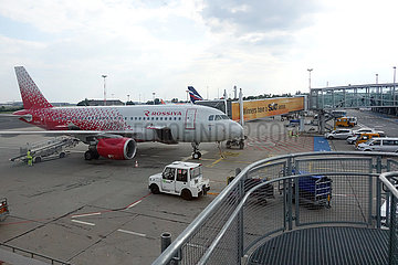 Schoenefeld  Deutschland  Airbus A319 der Fluggesellschaft Rossiya auf dem Vorfeld des Flughafen Berlin-Schoenefeld