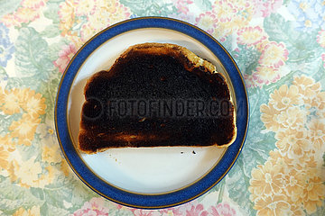 London  Grossbritannien  verbrannte Toastbrotscheibe auf einem Teller