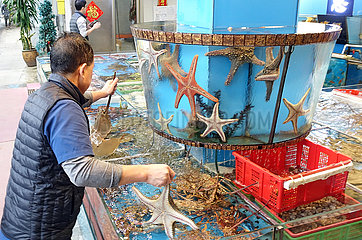 Hongkong  China  Haendler auf einem Fischmarkt