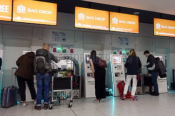 London  Grossbritannien  Reisende geben am Flughafen London-Gatwick ihre Koffer an einem Gepaeckautomaten selbst auf