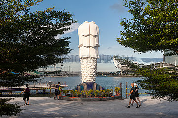 Singapur  Republik Singapur  Menschen gehen durch den Merlion Park am Ufer in Marina Bay