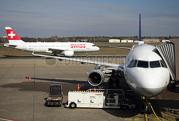 Berlin  Deutschland  Airbus A320 der Swiss International Airlines und A321 der Lufthansa auf dem Vorfeld des Flughafen Berlin-Tegel