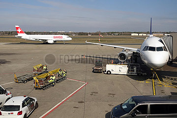 Berlin  Deutschland  Airbus A320 der Swiss International Airlines und A321 der Lufthansa auf dem Vorfeld des Flughafen Berlin-Tegel