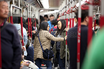 Hongkong  China  Menschen in einem U-Bahnabteil
