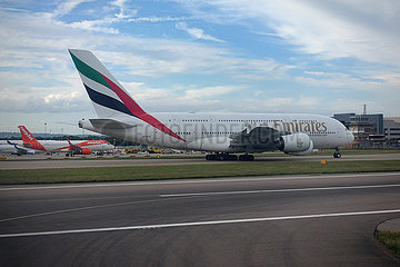 London  Grossbritannien  Airbus A380 der Emirates Airlines auf einem Taxiway des Flughafen London-Gatwick