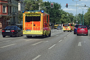 Potsdam  Deutschland  Rettungswagen und Notarzt der Feuerwehr im Einsatz