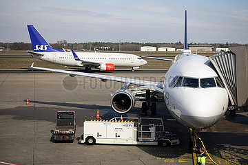 Berlin  Deutschland  Boeing 737 der SAS Airlines und A321 der Lufthansa auf dem Vorfeld des Flughafen Berlin-Tegel