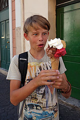 Rom  Italien  Junge schaut begierig auf sein grosses Eis