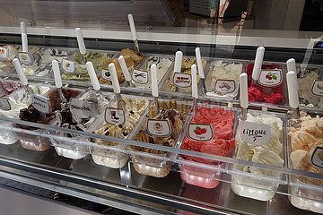 Rom  Italien  verschiedene Eissorten in einer Eisdiele
