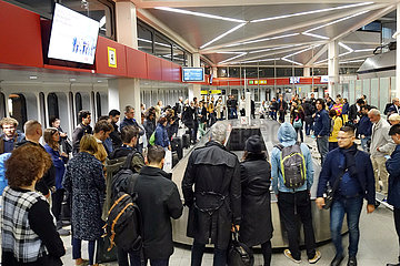 Berlin  Deutschland  Reisende warten an einem Kofferband auf dem Flughafen Berlin-Tegel auf ihr Gepaeck