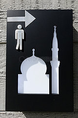 Dubai  Vereinigte Arabische Emirate  Wegweiser: Gebetsraum fuer Maenner in einer Moschee