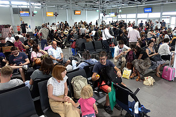 Schoenefeld  Deutschland  Reisende warten am Flughafen Berlin-Schoenefeld auf das Boarding