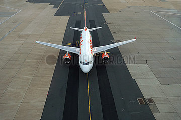 London  Grossbritannien  Flugzeug easyJet auf einem Taxiway des Flughafen London-Gatwick