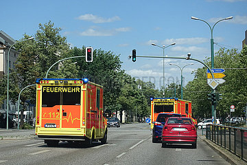 Potsdam  Deutschland  Rettungswagen und Notarzt der Feuerwehr im Einsatz