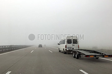 Berlin  Deutschland  Autos bei Nebel auf der Avus