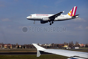 Berlin  Deutschland  Airbus A319 der Fluggesellschaft germanwings im Landeanflug auf den Flughafen Tegel