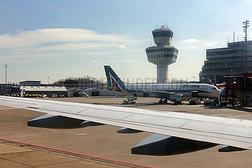 Berlin  Deutschland  Blick auf Tower und Terminal des Flughafen Berlin-Tegel
